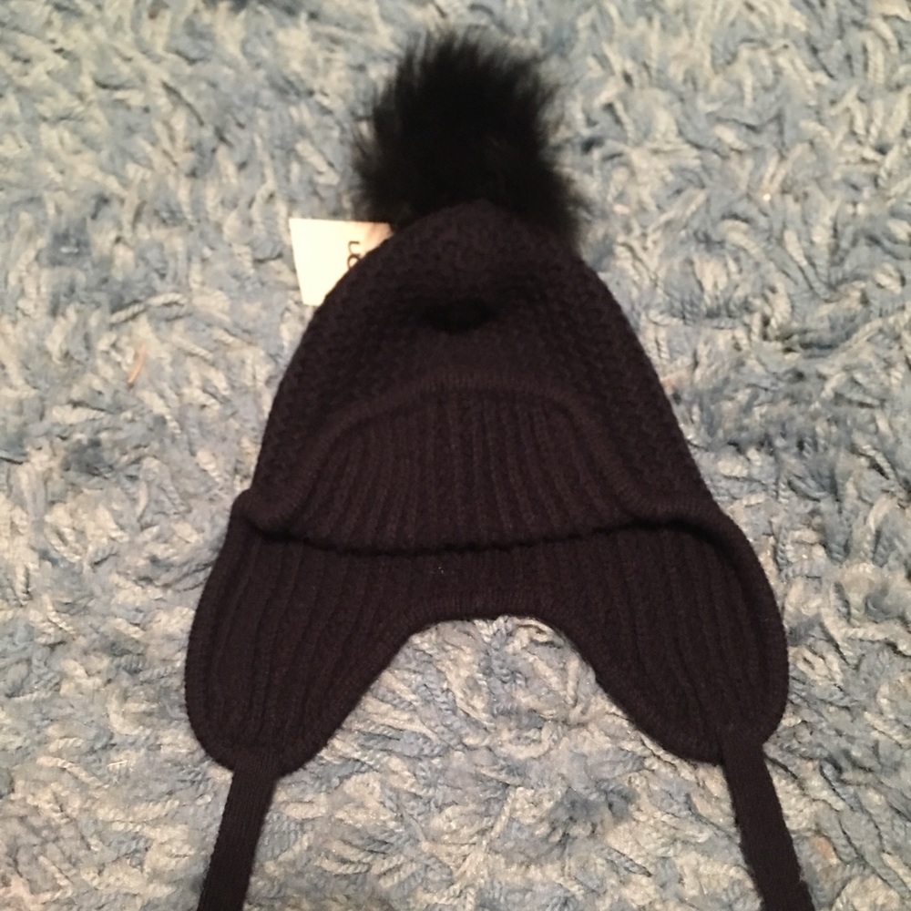 UGG trapper w/ Pom Pom